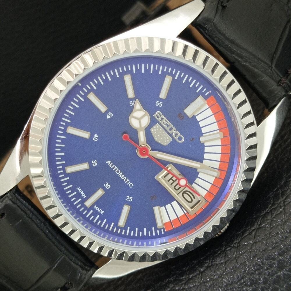 Vintage 1990 Seiko Automatic Mens Silver Watch W/daydate & Red accents